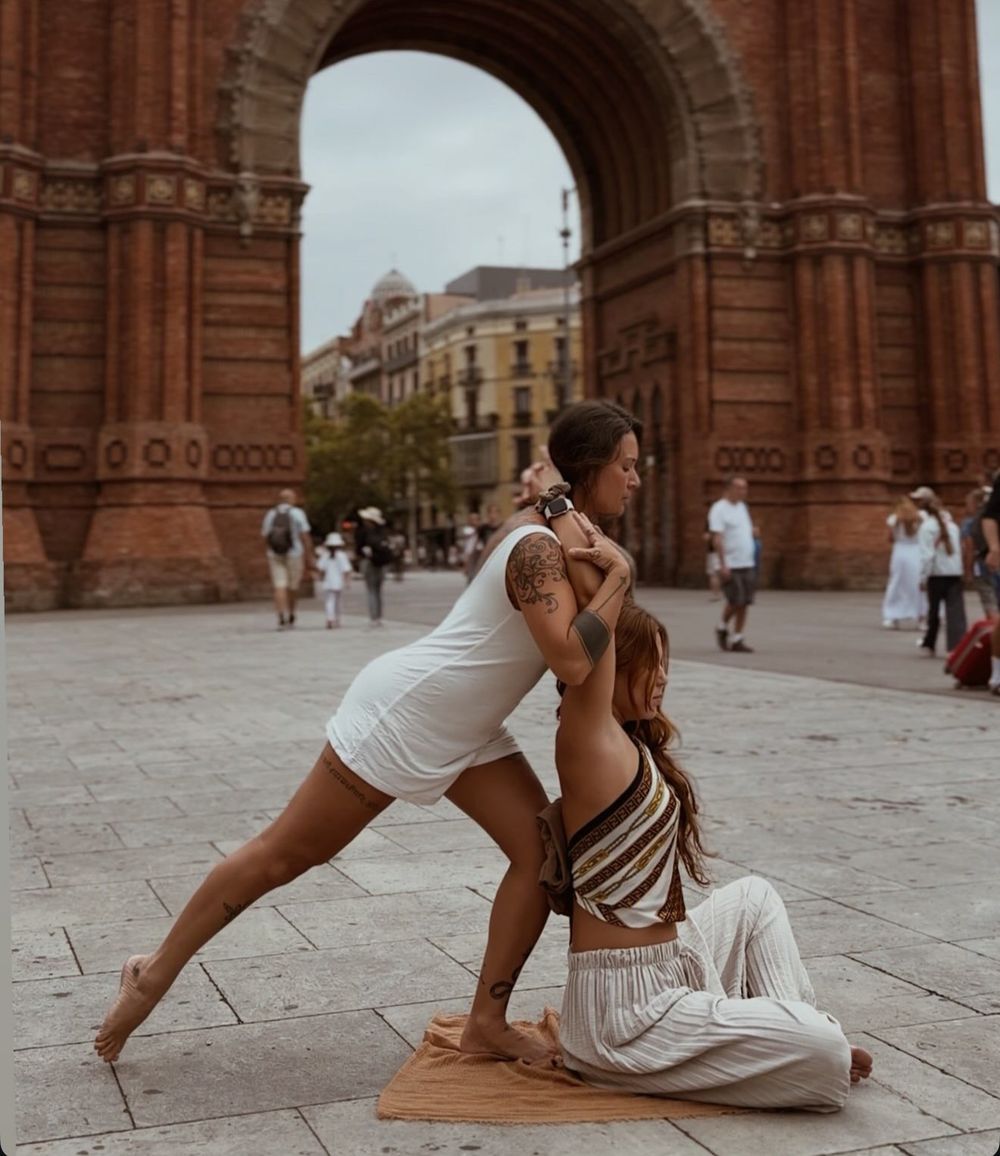 Alongamento tailandês diante do Arco do Triunfo, em Barcelona