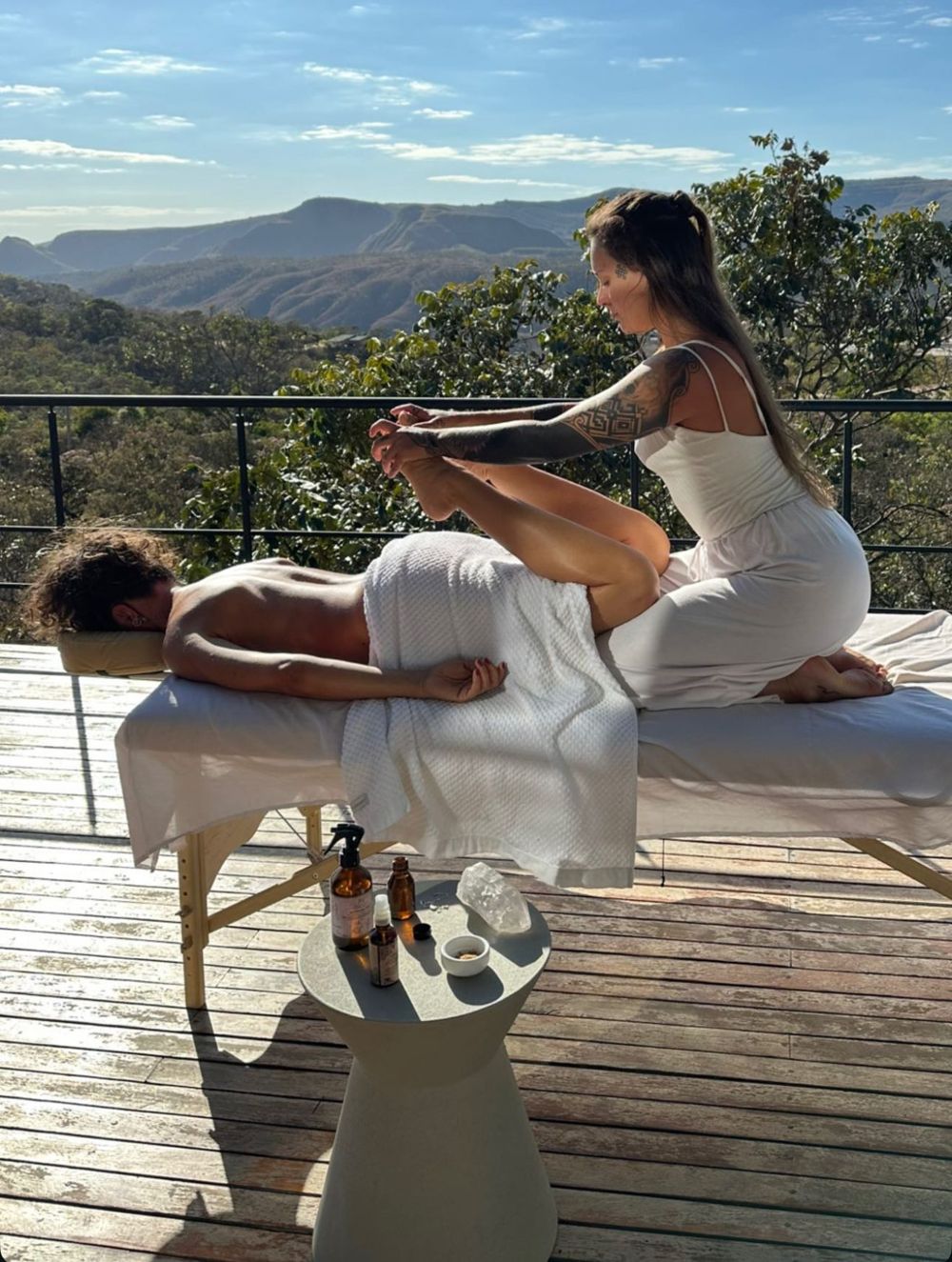 Atendimento em um deck de madeira com vista para as serras da Chapada dos Veadeiros