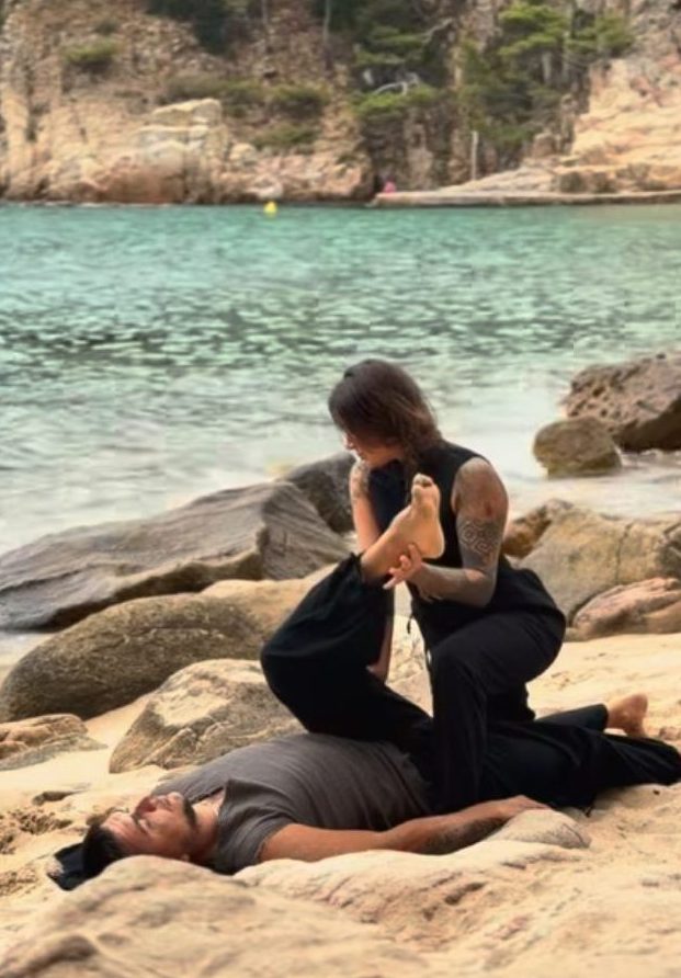 Alongamento nas pedras da Costa Brava