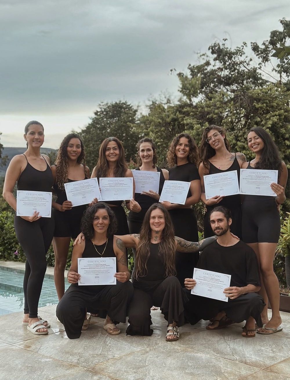 Turma formada, reunida com os certificados